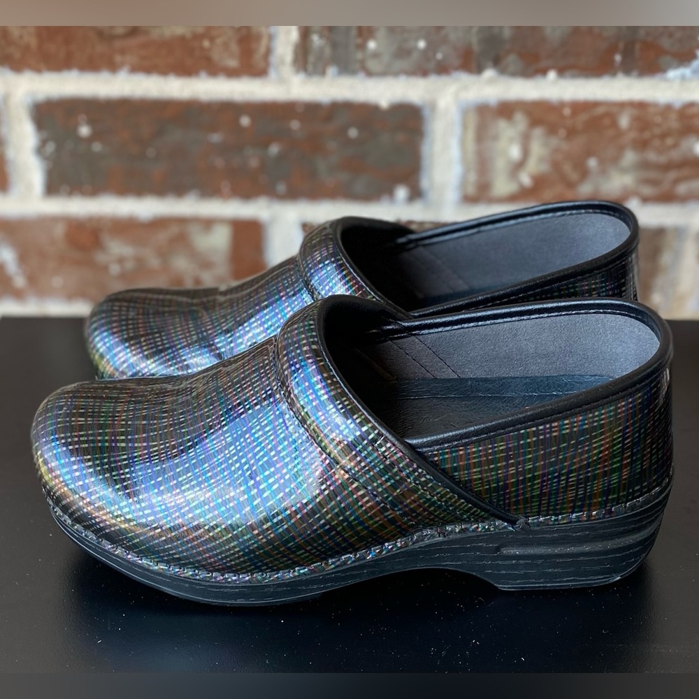 Dansko XP Patent Leather Clogs Silver Rainbow Stripe Womens Size EU 39 US 8-8.5